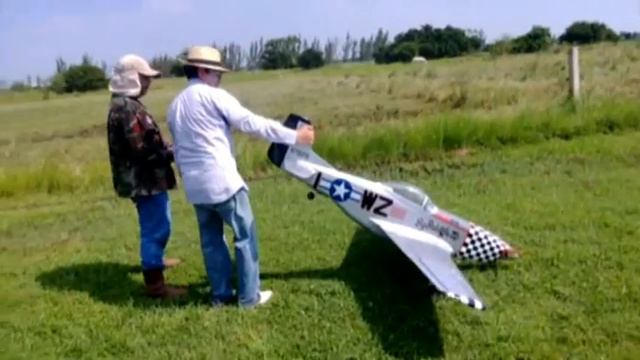 preparando el mustang P51 de RC para su primer vuelo en la Quilla смотреть онлайн