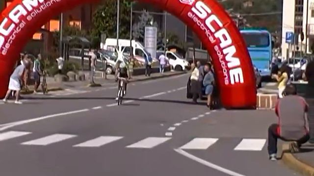 Davide Martinelli prova l'attacco solitario al Trofeo Merelli смотреть онлайн