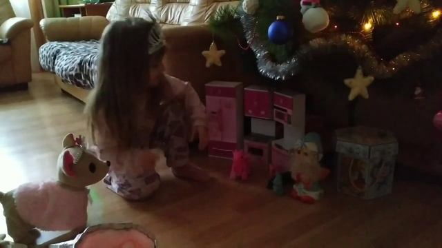 Подарок под елкой / что подарить ребенку смотреть онлайн