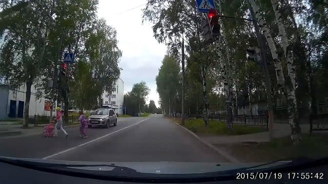 город Лесной. Калина "красная" Проезд на запрещающий сигнал светофора. смотреть онлайн