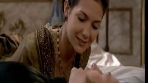 На ступеньках одна