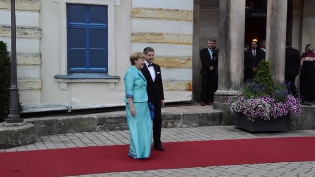 Angela Merkel à l'édition 2015 du festival de Bayreuth - RTL - RTL смотреть онлайн