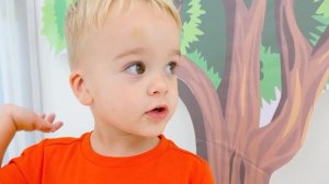 Крис изучает алфавит, животных и фрукты