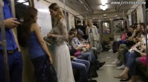 Лена и Юля гуляют босиком по Москве