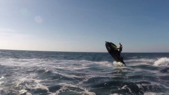 По Севастопольским волнам на гидроциклах в октябре. смотреть онлайн