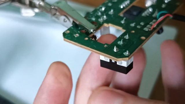 Выпаивание микропереключателя мыши электрическим паяльником DEKO SI11 смотреть онлайн