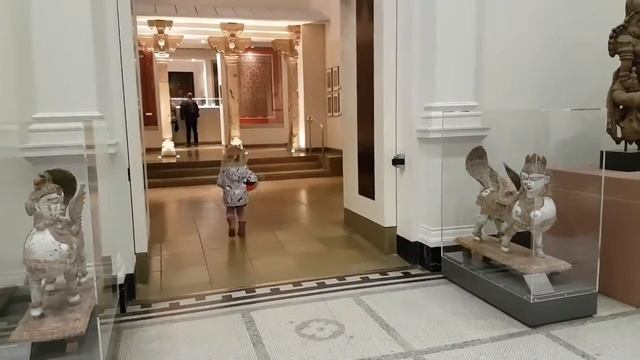 Victoria and Albert Museum with kids - family day out смотреть онлайн