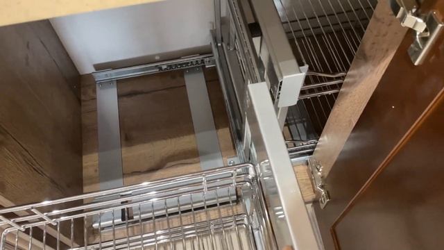 Odissey | Кухня с фасадами Makberry из массива натурального дерева и столешницей из акрилового камн смотреть онлайн