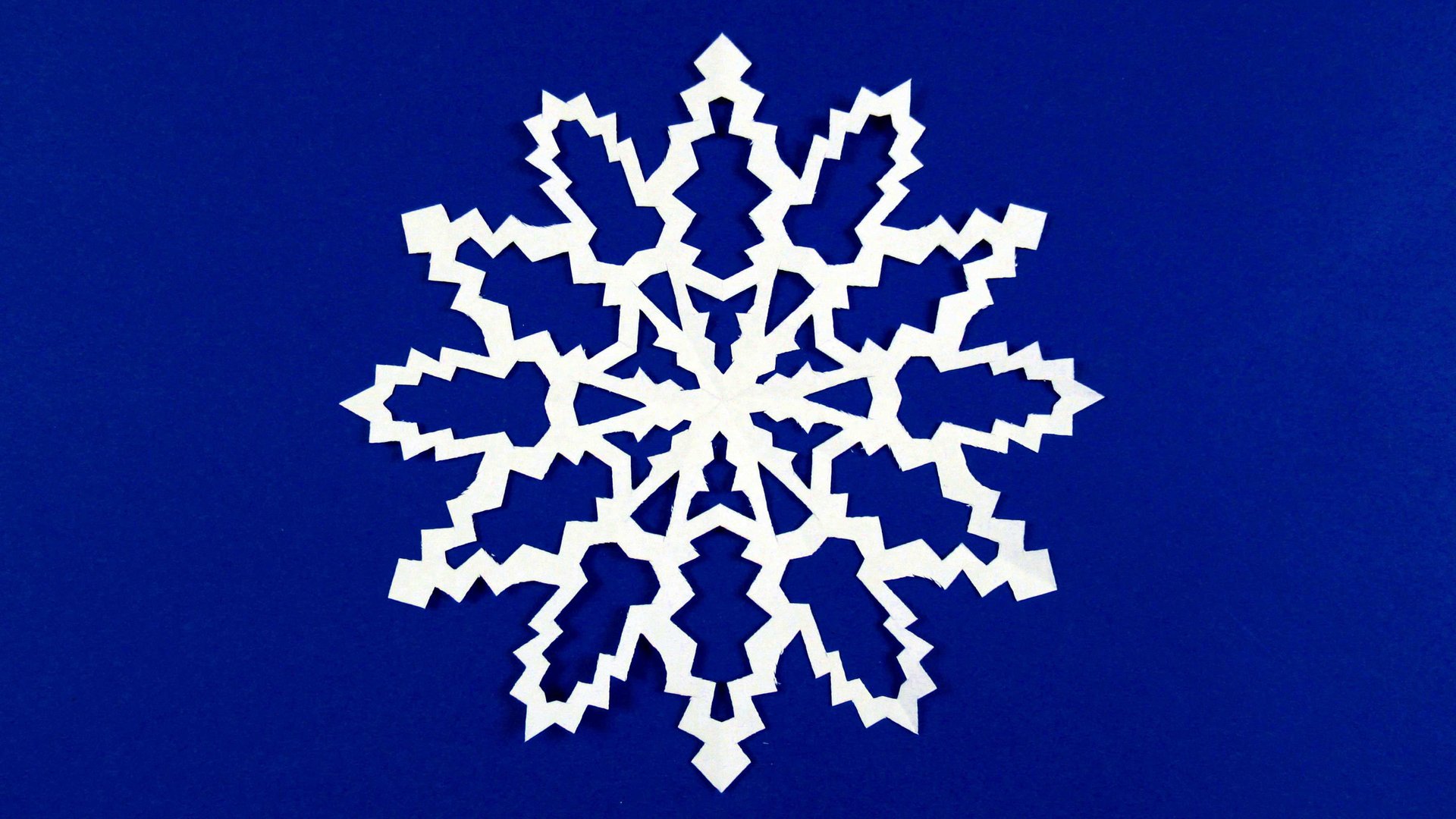 Как сделать снежинку из бумаги своими руками смотреть онлайн