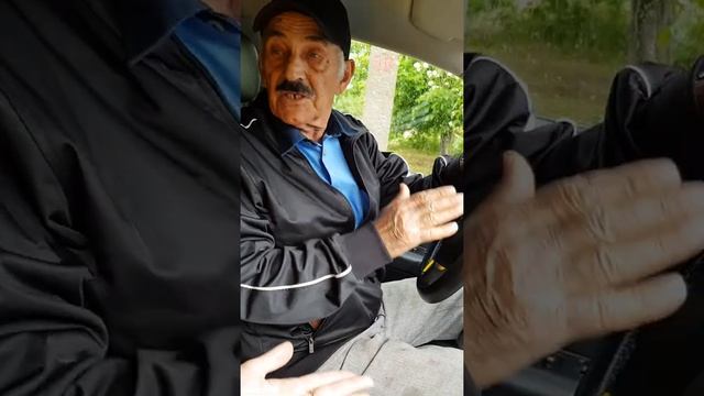 Реакция дедушки на подарок. Реакция бесценна. смотреть онлайн