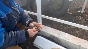 Забор своими руками. Технология установки парапета на цоколь забора между железных столбов.