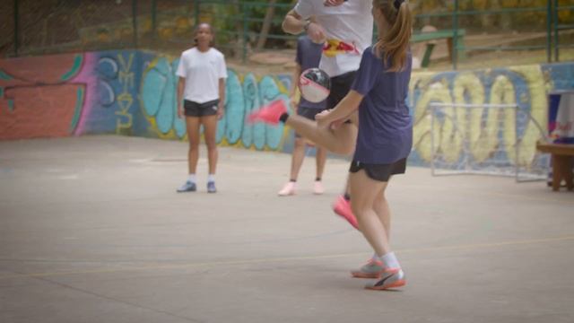 F1 Drivers Max Verstappen Vs Daniel Ricciardo in FUTSAL! смотреть онлайн