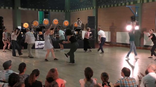ESL 2022 - Démo LINDY HOP 2 - Débutants 2021-2022 смотреть онлайн