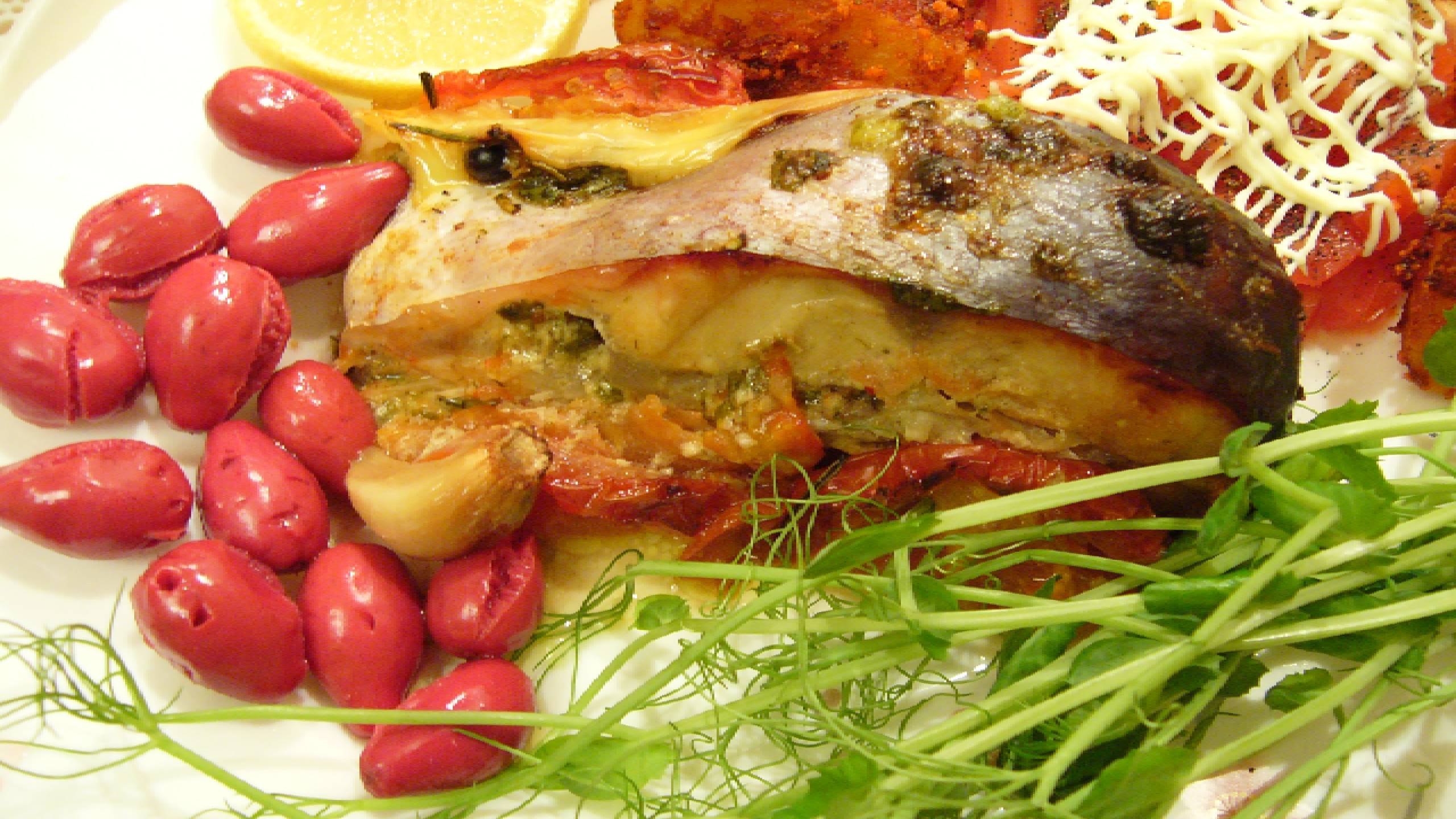 Форель, запеченная с сыром и томатами. смотреть онлайн