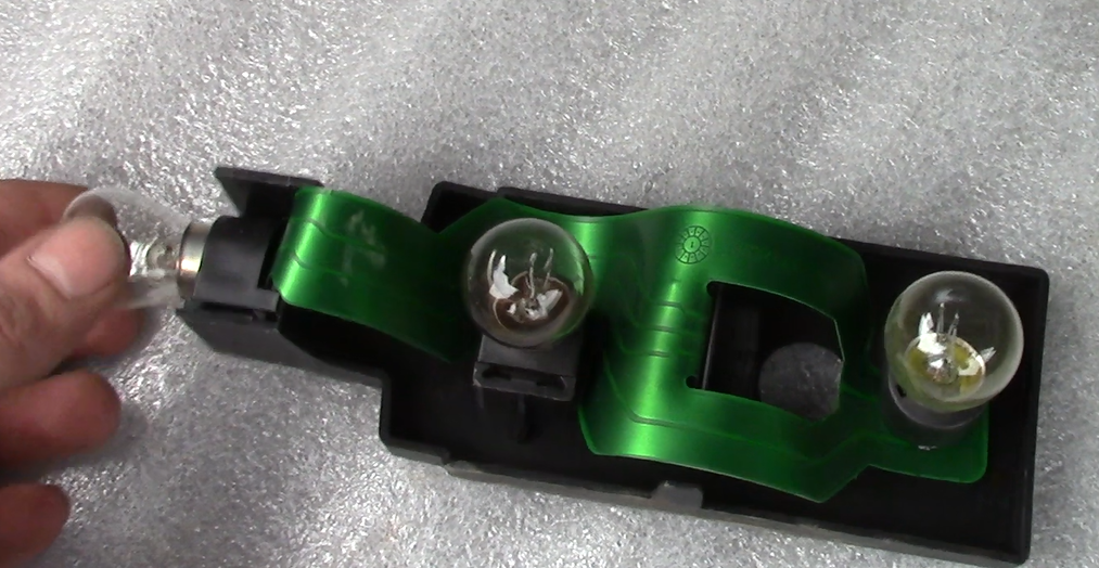 Замена лампочек задних фонарей ВАЗ 2115 и ВАЗ 2114. смотреть онлайн