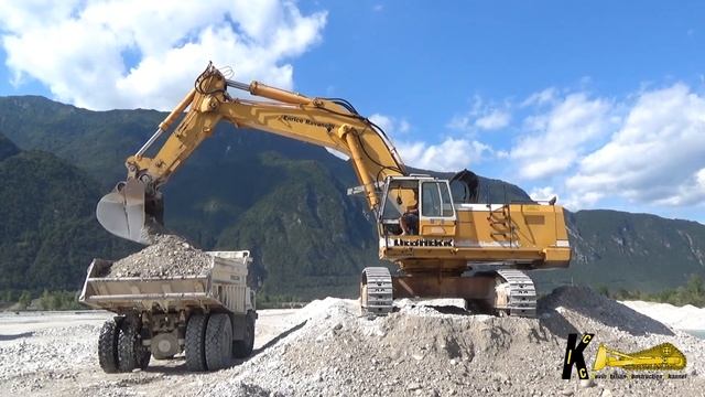 Old Liebherr 974 Excavator Digging Gravel #liebherr #excavator #digger смотреть онлайн