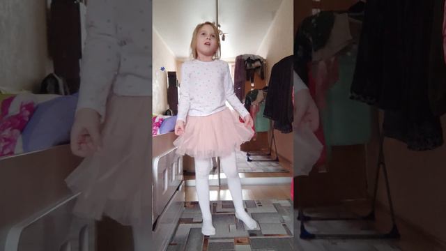 Танцуй вместе со мной и повторяй движение смотреть онлайн