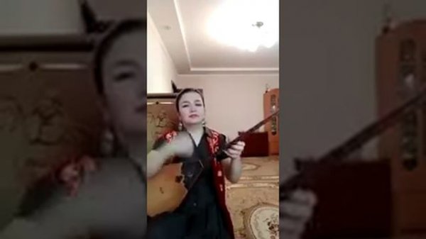 Девушка классно играет на домбре...