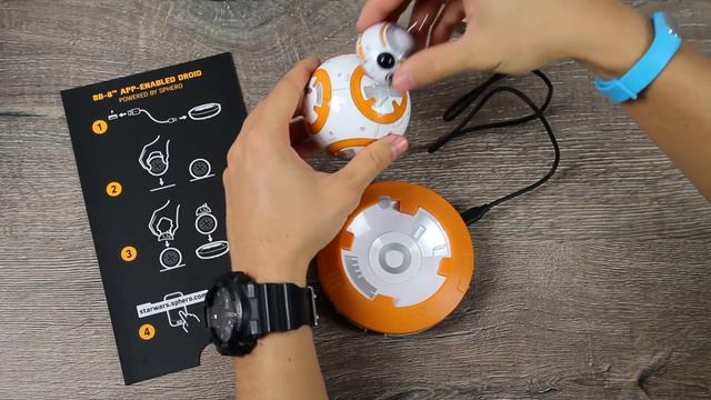Процесс беспроводной зарядки дроида астромеханика Sphero BB-8 смотреть онлайн