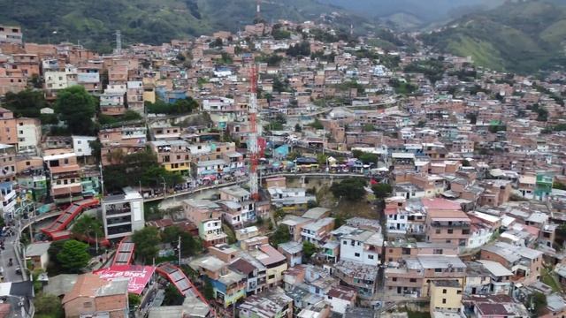 Rodrigo and Wendy - "Comuna 13" Medellin, Colombia 2021 - GRUPO EXTRA ❌ DAMA - MI LUGAR FAVORITO смотреть онлайн
