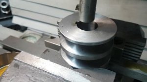 Долбежная головка для фрезерного станка в работе.