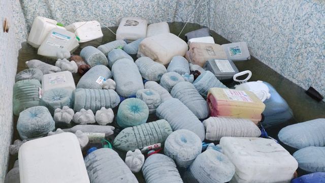 Каркасный бассейн на зиму. Накидали пластиковых бутылок смотреть онлайн