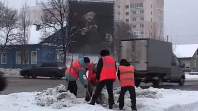 В Кузнецке «Дорсервис» расширяет проезжую часть и вывозит снег смотреть онлайн