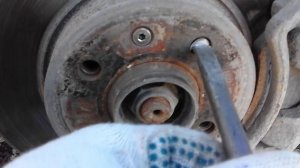 как открутить обломанную шпильку