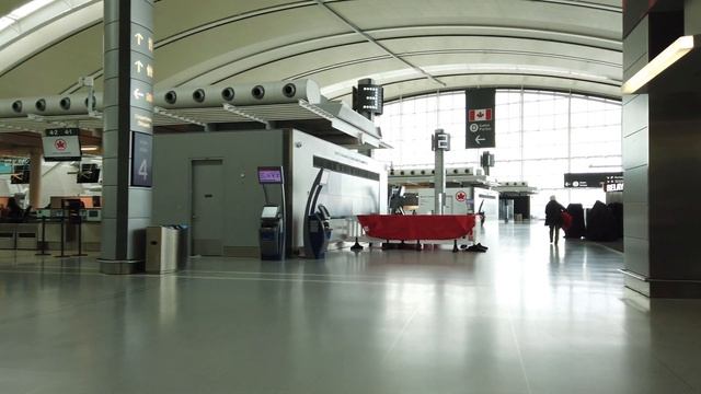 Deserted Toronto Pearson Airport YYZ walking tour during the Pandemic (Toronto 4k video) смотреть онлайн