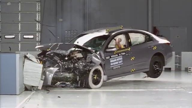 2007 Nissan Altima moderate overlap IIHS crash test смотреть онлайн