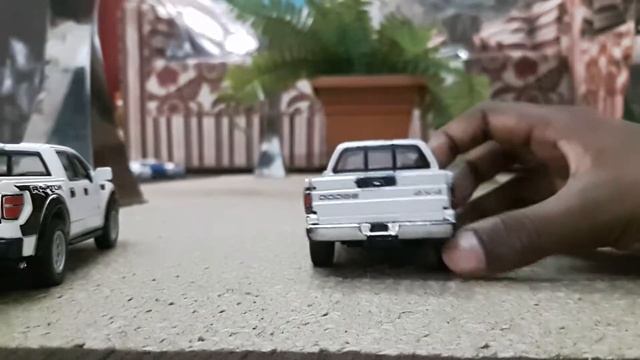 KINSMART-FORD raptor f150-(white n blue) смотреть онлайн