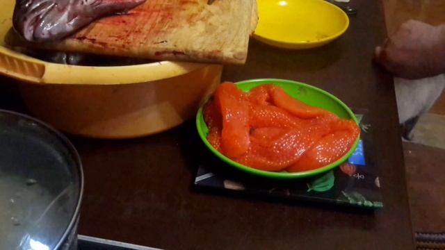 Форель. Добываю икру. Много икры смотреть онлайн