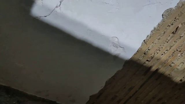 Убираю старую штукатурку с потолка смотреть онлайн