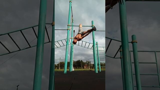 Фристайл-растяжка вверх ногами на турнике \ #тренер #фитнес @m40r_workout смотреть онлайн