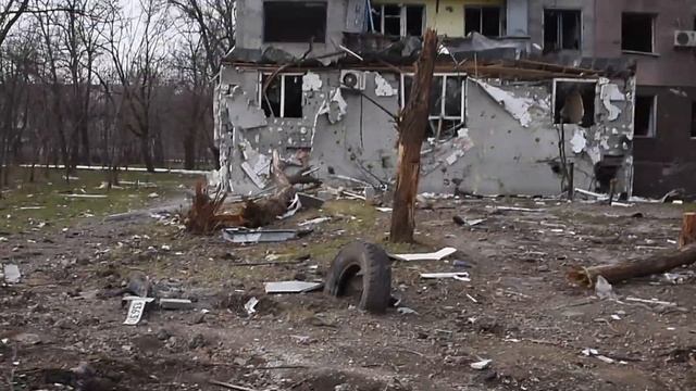 In and around central Mariupol смотреть онлайн