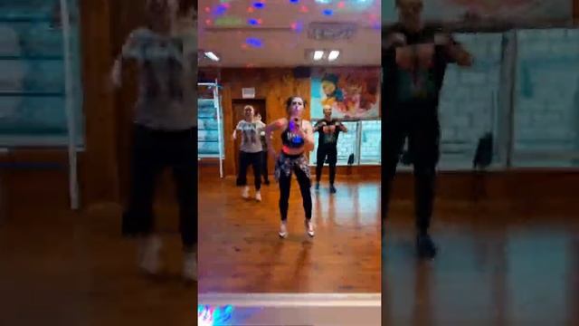 Танцевальная тренировка #zumba #зумба #танцы смотреть онлайн
