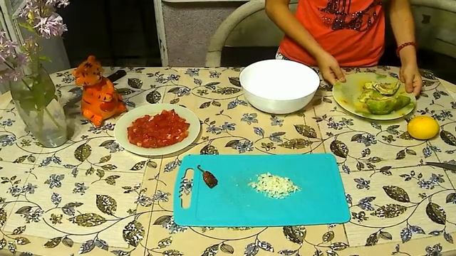 Настя учится чистить  авокадо и готовить из него салат