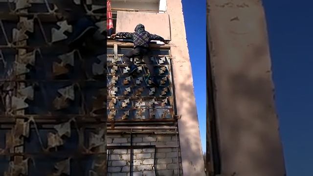 как залезть на 2 этаж по решотке смотреть онлайн
