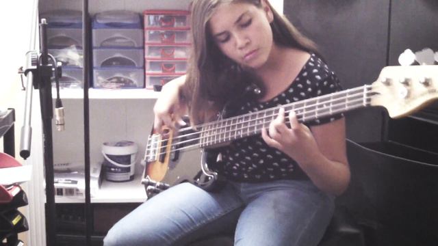 The Chicken - Arianna De Lucrezia (Squier by Fender Precision Bass VM) смотреть онлайн