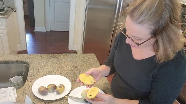 Happy National Paw Paw Day! 1st time harvesting & tasting paw paw fruit! смотреть онлайн