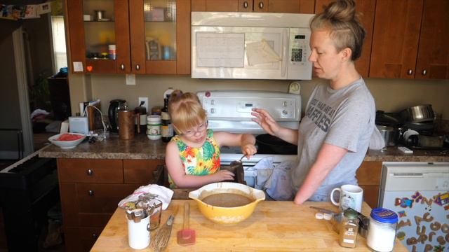 MAKING PANCAKES WITH FREYA! смотреть онлайн