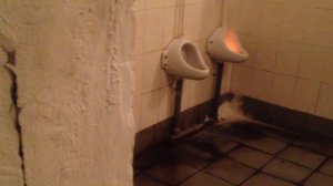 ЧТО БУДЕТ ЕСЛИ ПОЛОЖИТЬ САМУЮ БОЛЬШУЮ ПЕТАРДУ КОРСАР В УНИТАЗ? (ПИССУАР) SlivkiShow