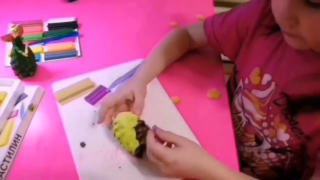 Красивая куколка из шишки и пластелина. Очень легко. Своими руками. смотреть онлайн