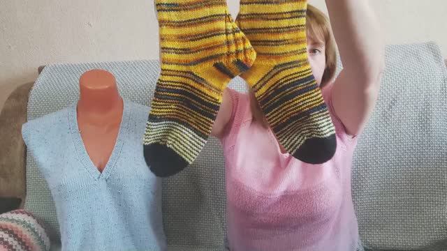 Готовые работы июля 2022. Жилет и купальник. Что вяжу из остатков пряжи. mp4 смотреть онлайн
