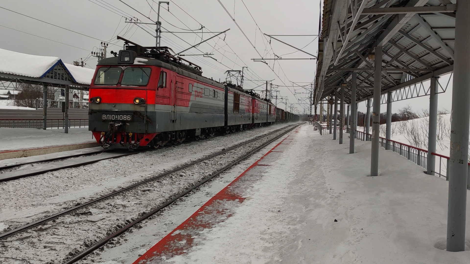 Электровоз ВЛ10К-1086/1129 с грузовым поездом. смотреть онлайн