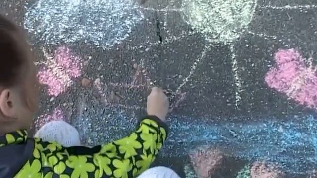 Дети рисуют на асфальте смотреть онлайн