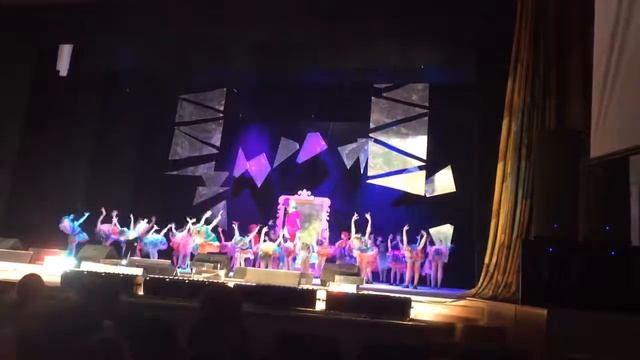 Детский мюзикл "Королевство кривых зеркал" Танец попугайчиков смотреть онлайн