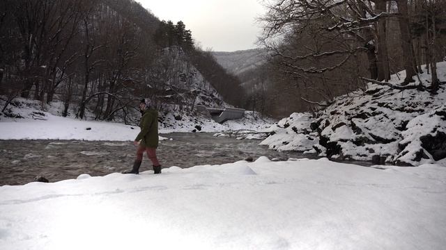 СНЕГ и ГОРНАЯ РЕКА | НОЧЁВКА В ХОЛОДНОМ ЛЕСУ при -7°C | АСМР смотреть онлайн