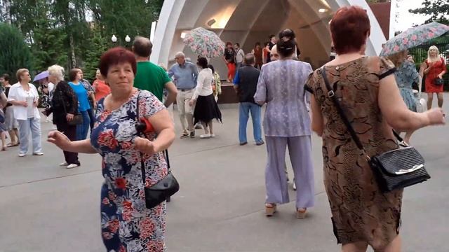 ХАЙ ГУЛЯЄ ВСЕ СЕЛО!??/ВЕСЁЛЫЕ ТАНЦЫ В ПАРКЕ ГОРЬКОГО ХАРЬКОВ МАЙ 2021 смотреть онлайн