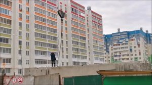 Работа крана. Башенный кран КБ 405. Злой стропальщик